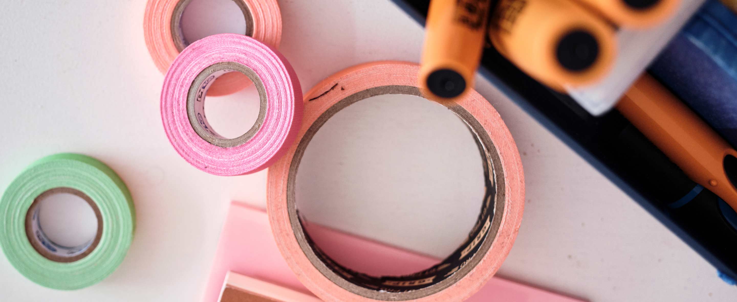 Bunte Klebeband-Rollen als Symbol für Kreativität