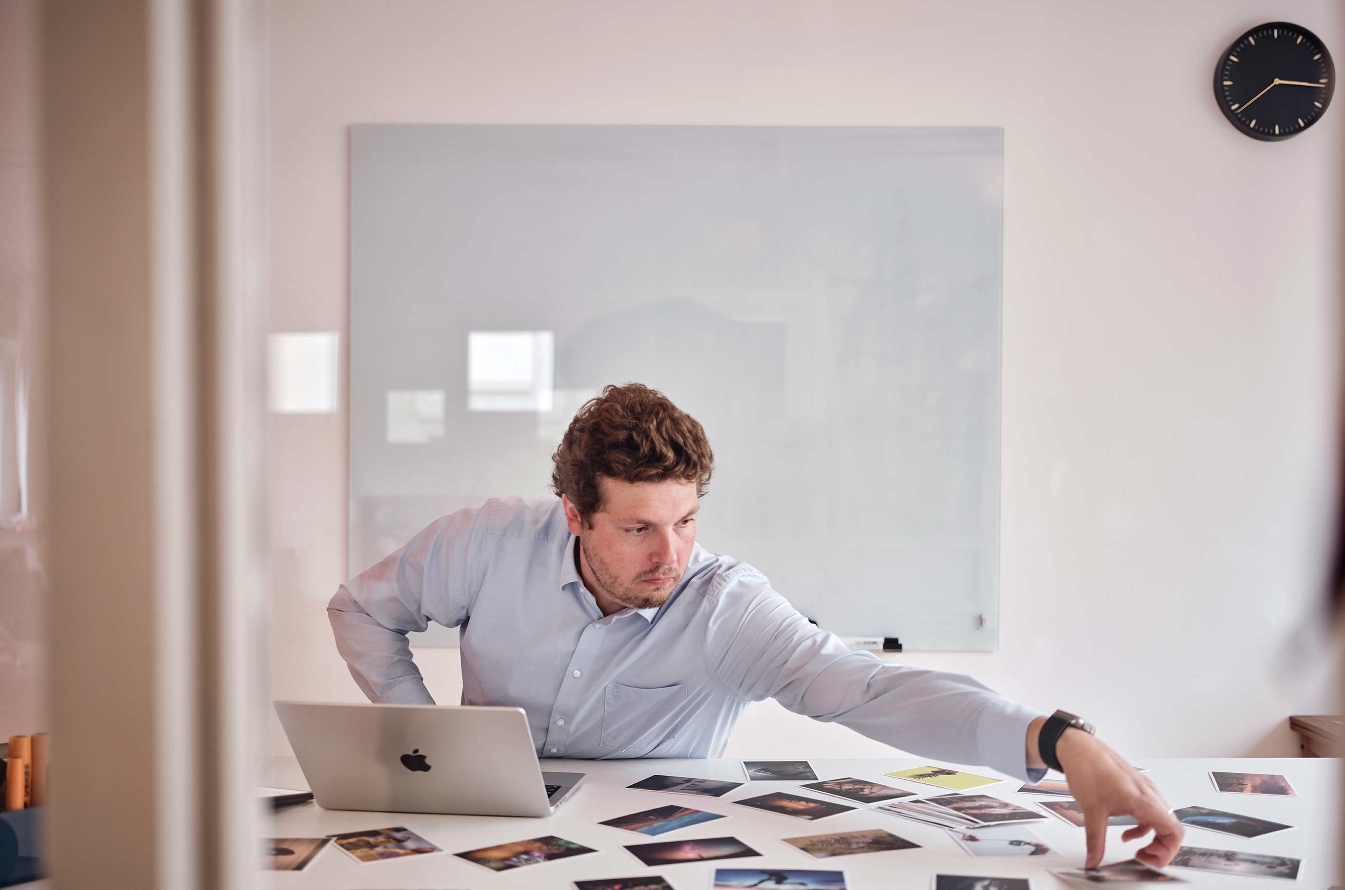 David Büchner bei der Arbeit am Schreibtisch
